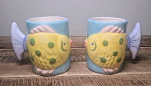 Dos tazas de pescado de cerámica vintage de verano con mango de cola de pez - Imagen 1 de 8