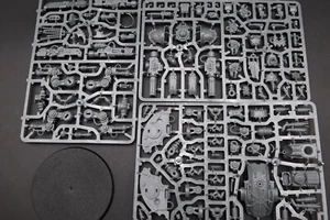 Warhammer 40k Chaos Knights War Dogs Karnivore / Stalker / Brigand NEW on SPRUE - Picture 1 of 1