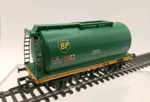 Hornby BPO 37192 Tanker Wagon in green B.P. Oil livery (00 Scale) - Picture 1 of 3