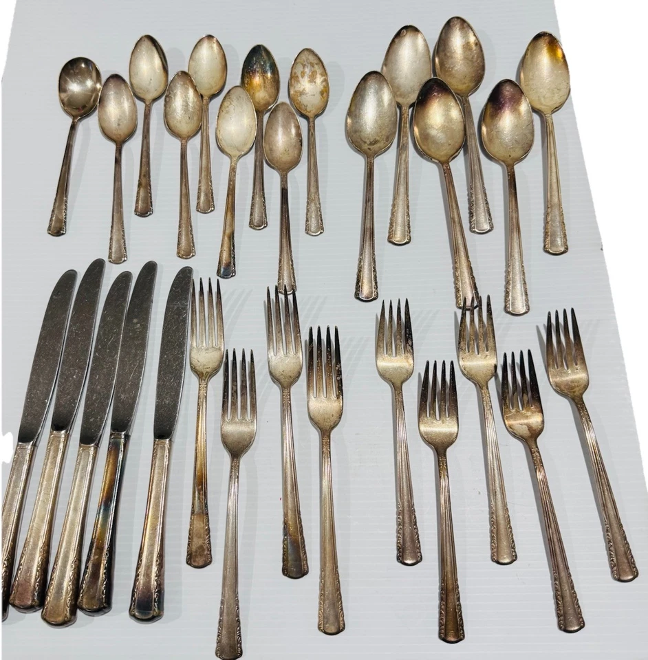 Lot of 29Holmes And Edwards Century Pattern Silverplate Flatware Piece - Image 1 of 1