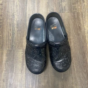 Dansko XP 2.0 Clogs schwarz verziertes Leder mit holografischen Funkeln siehe Fotos - Bild 1 von 12