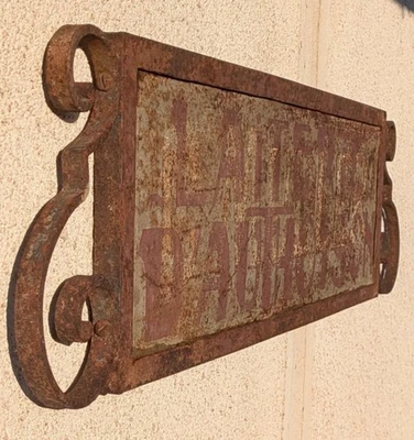 Fer forgé... Ancienne enseigne " LAITERIE D AU..." - Photo 1/4