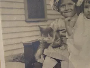 Antik Schrank Karte Foto entzückende Mädchen mit 2 Gesichtern Katze Doppelbelichtung - Bild 1 von 5