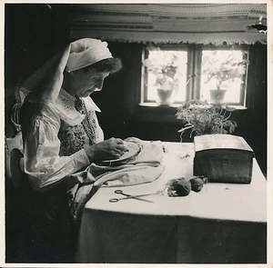Ph. Paul Coze - SUÈDE c.1935 - Brodeuse Costume Traditionnel Skansen - Div 9801 - Bild 1 von 2