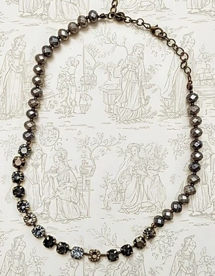 Collar metálico de plata, negro y gris con cuentas de cristal de Swarovski y vidrio en latón Foto 1 de 4