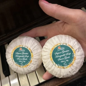 Le Veneri Italy Italian Honeysuckle Round Soap Lot Of 2 Each One Is 3.5 oz NEW - Picture 1 of 3