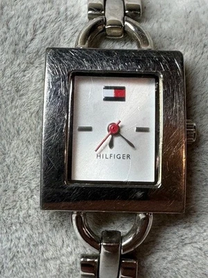 Reloj de cuarzo vintage para dama Tommy Hilfiger T00185 tono plata batería nueva Foto 1 de 4