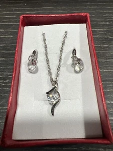 Hübsches Set aus Halskette & Ohrringen mit durchsichtigem Herzanhänger aus Weißgold gefüllt CZ Freeform - Bild 1 von 3