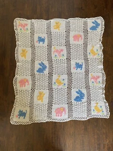 Vintage Handarbeit gehäkelt Baby Krippe Kinderzimmer Decke Afghan Pastell Tiere süß!! - Bild 1 von 13
