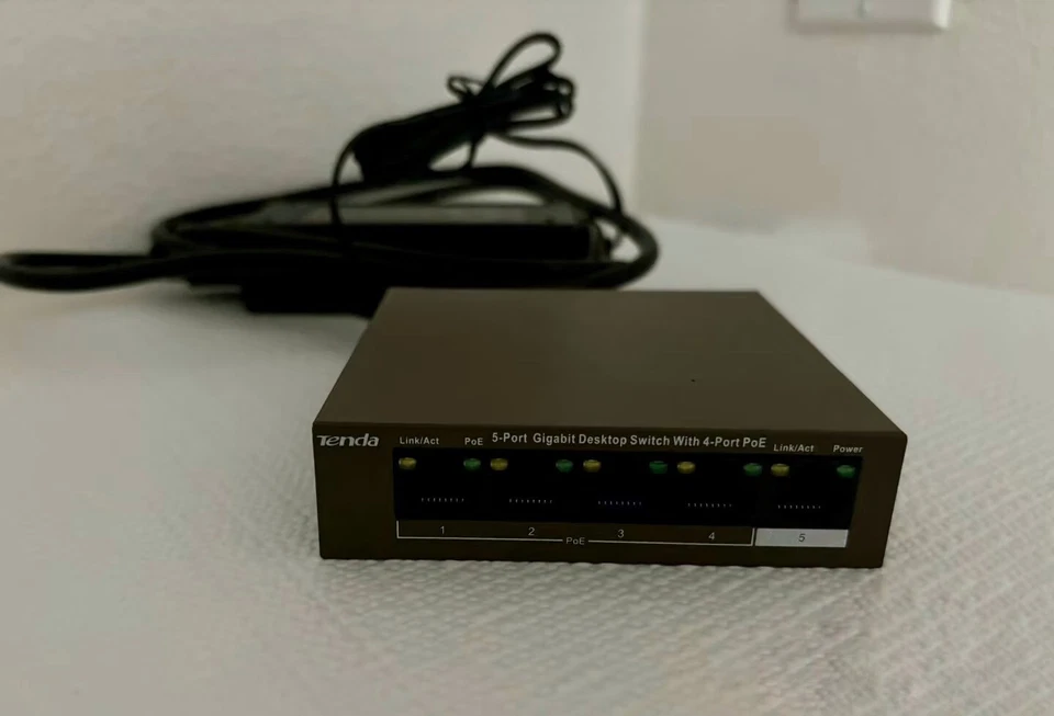 Tenda TEG1105P-4-63W 5-Port 1000Mbps - Black - Image 1 of 1