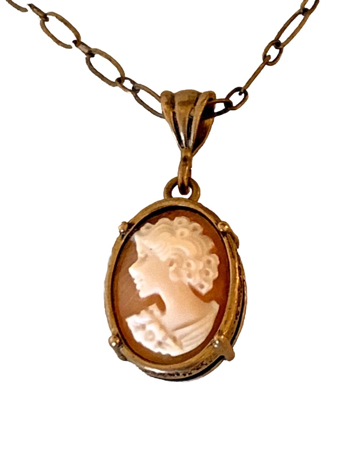 Delicado collar de latón Extasia Shell camafeo tallado a mano en Italia firmado Foto 1 de 4