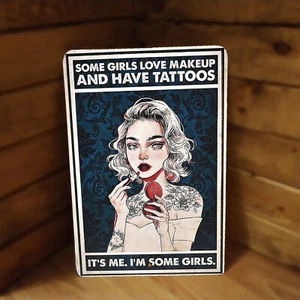 A algunas chicas les encanta el maquillaje y tienen tatuajes - Letrero de póster de metal Its Me - Imagen 1 de 2
