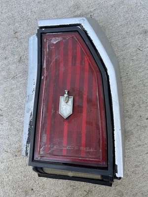 Luz trasera pasajero derecho Chevrolet Monte Carlo SS 1983-1986 con extensión Foto 1 de 4