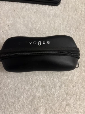 Estuche para gafas Vogue negro con cremallera carcasa semi dura forro de fieltro gris Foto 1 de 4