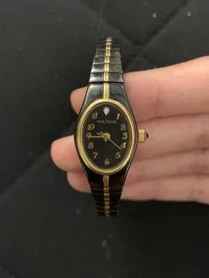 Relógio de pulso Waltham vintage com destaque de diamante, preto e dourado - Imagem 1 de 4