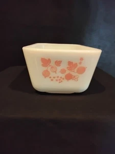 VINTAGE PYREX PINK GOOSEBERRY DISH GREAT CONDITION - Picture 1 of 7