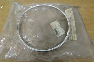 1981 - 1983 NUEVO DE LOTE ANTIGUO YAMAHA XV500 XV750 XV920 ANILLO RETENEDOR DE FAROS 4X7-84395-00 - Imagen 1 de 3