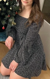 NA-KD X Pamela, Kleid in Wickeloptik mit Bindeband. Schwarz mit weißen Punkten - Bild 1 von 5