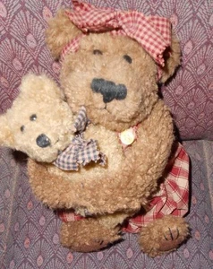 Boyds Bears 1996 JB Bean Lt Brown Bear Girl Holding 5" Teddy Bear w Bearwear - Bild 1 von 3