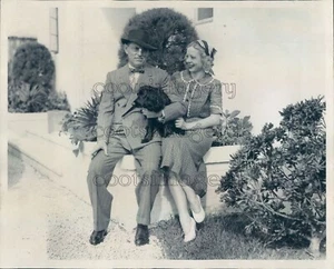 Press Photo Journalist Damon Runyon 2nd Wife Patrice Amati & Dog - Picture 1 of 2