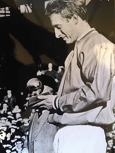 DENIS LAW - FORMER MANCHESTER UNITED FOOTBALLER - SUPERB B/W PHOTOGRAPH - Picture 1 of 1
