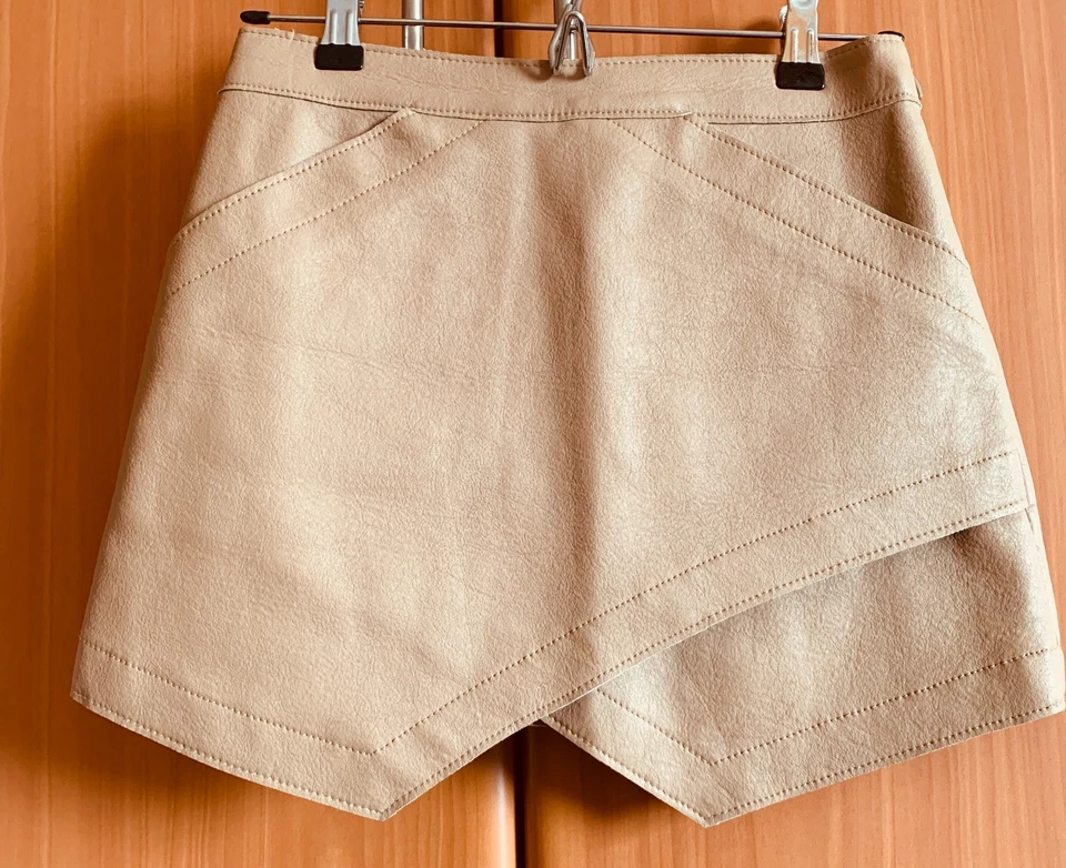 Falda para mujer BCBG MAXAZRIA beige imitación cuero mini talla XXS Foto 1 de 4