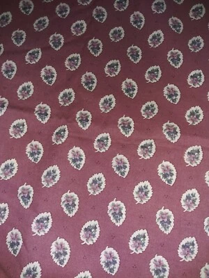 Tela de algodón Cranston púrpura rosa flores poses sobre estampado de hojas 3 yardas x 43 de ancho Foto 1 de 4