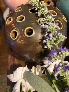 Jarrón redondo vintage WJGordy cerámica 19 agujeros 16C 6x6 llamado rana - Imagen 1 de 5