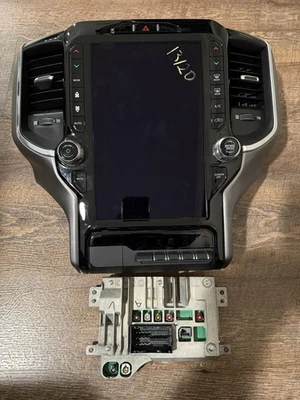 RAM 1500 2019 2020 2021 pantalla de 12” con módulo receptor UC4 Foto 1 de 4