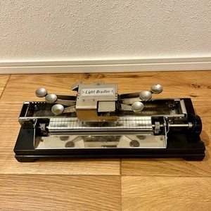 Macchina da scrivere Koseisha Braille Light Brailler tipo granchio standard usata dal Giappone - Foto 1 di 7