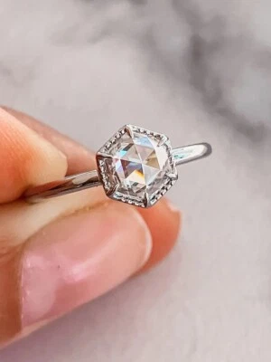 Anillo de compromiso de boda solitario delicado moissanita corte hexagonal de 1 quilate en plata Foto 1 de 4