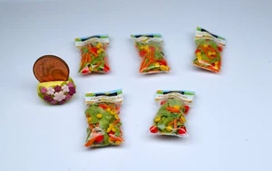 *~* Tüte mit abgepacktem gemischten Salat  ,  Handarbeit für das Puppenhaus  *~* - Bild 1 von 3