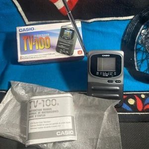 Mini televisor de bolsillo Casio TV 100-B de colección funciona enciende completo - Imagen 1 de 12