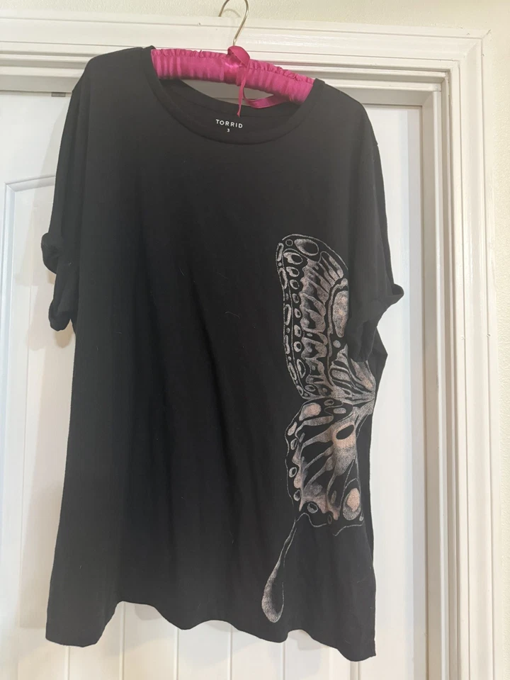 Camiseta negra tórrida talla 3 mariposa que va de adelante hacia atrás  Foto 1 de 1