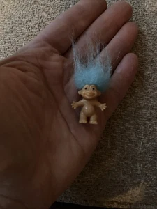 1 Zoll RUSS Troll Figur Hellblaues Haar Vintage Selten - Bild 1 von 4
