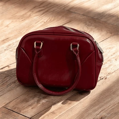 Bolso de hombro vintage de charol rojo Nine West pequeño Bowler con cremallera Foto 1 de 4