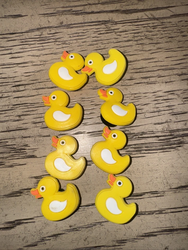 Paquete de 8 dijes para zapatos de cocodrilo de pato amarillo Foto 1 de 1