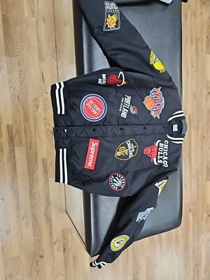 CHAQUETA DE CALENTAMIENTO SUPREME x NIKE NBA "NEGRA" Mediana PROBADA  Foto 1 de 4