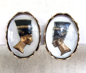 Vintage 1950s Emmons EmJ Nefertiti Intaglio Glass Gold Tone Clip Earrings 1" - Picture 1 of 11