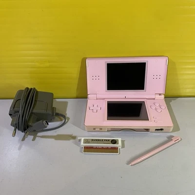 NINTENDO DS LITE ROSA - ORIGINALE TESTATO E FUNZIONANTE + CARICATORE E RUMBLE - Immagine 1 di 4