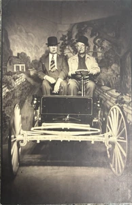 Antikes Foto Zwei Männer Lorbeer und Hardy sehen sich gleich pferdelose Kutsche Kulisse - Bild 1 von 3