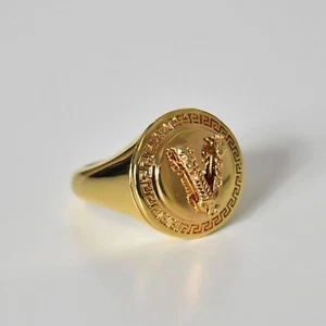 Anello VERSACE Virtus tono oro barocco logo V metallo misura 8,5 US/19 IT NUOVO CON ETICHETTE - Foto 1 di 9
