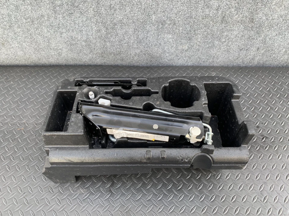 备用轮胎配件支架 Jack Mercedes W212 E250 E350 E550 Cls550 OEM — 第 1/4 张图片