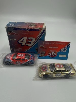 Nascar-Campeones de Carreras-1/64 Diecast-50 Aniversario-STP #43-2 Juego de Coches Dorado Nuevo Foto 1 de 4