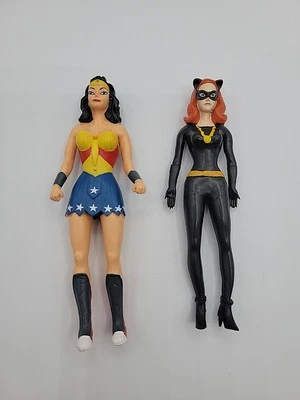 Figuras flexibles de la serie de televisión clásica de Batman de DC Comics Catwoman y Wonder Woman Foto 1 de 2