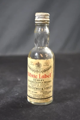 Vntg Dewars Scotch White Label Mini Bottle. Empty. Made for TWA Airlines. - Imagem 1 de 4