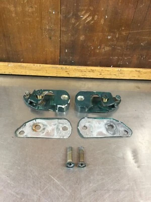 Fiat 124 Spider • Par de pestillos de puerta originales, usados. #KF294 Foto 1 de 4