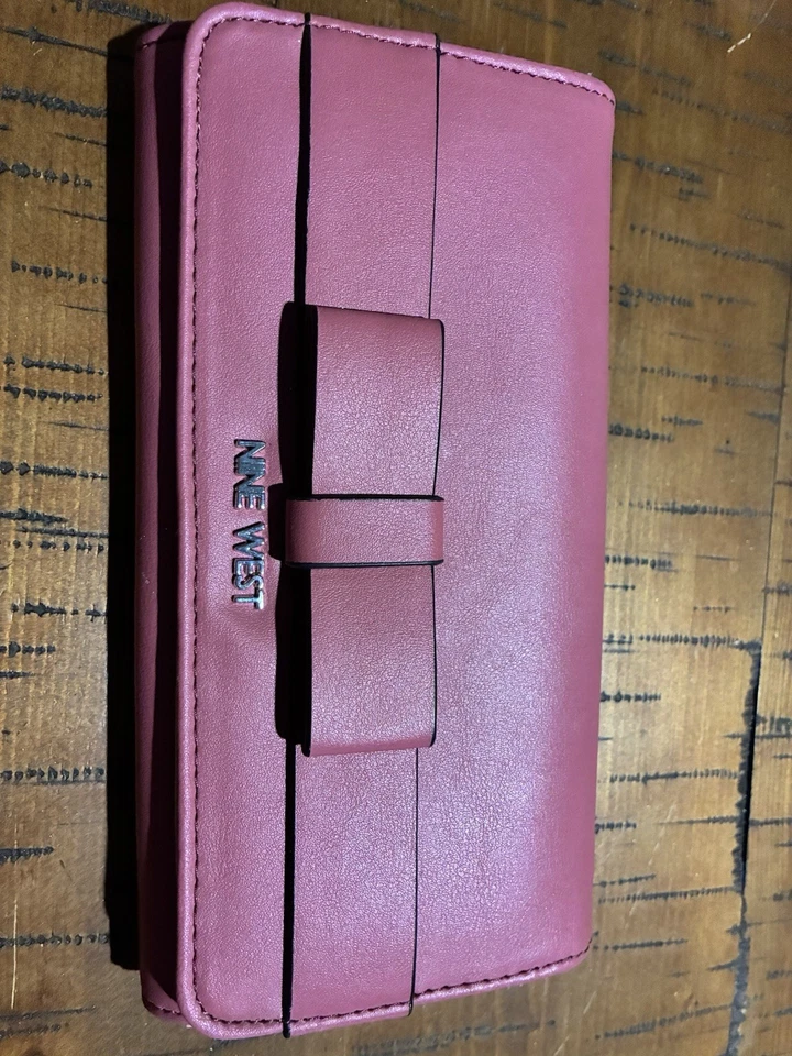 Cartera sin asas rosa Nine West para mujer - un montón de ranuras para tarjetas Foto 1 de 4