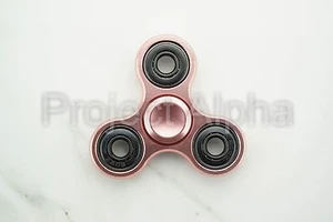Aluminum Hand Spinner Tri Fidget Spinner Gyro Figet Desk Toy EDC ADHD »USA« PINK - Foto 1 di 3