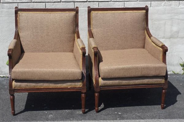 Par de sillas de salón francesas de nogal Louie XVI recién tapizadas y restauradas Foto 1 de 4